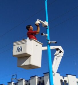 Técnico SDS instalando cámara CCTV Bosch en altura con canasta elevadora en Palacio de Gobierno BCS