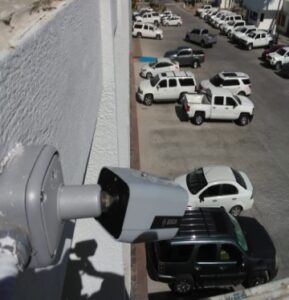 Cámara bullet CCTV instalada en Palacio de Gobierno BCS con vista de estacionamiento