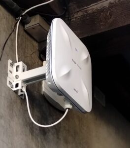 Punto de acceso WiFi 6 Ruijie Reyee montado en techo de Restaurante Jazamango Todos Santos BCS