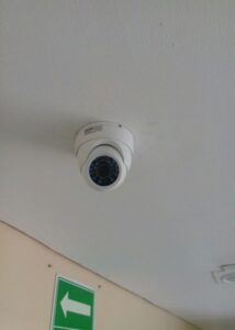 Cámara domo CCTV instalada en techo de guardería IMSS La Paz por SDS Soluciones de Seguridad