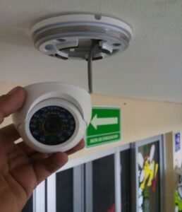 Detalle de cámara CCTV instalada en guardería IMSS La Paz BCS
