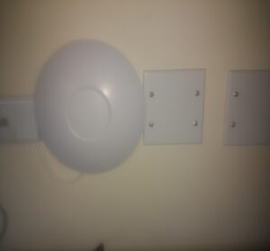Punto de acceso WiFi instalado en techo de habitación Hotel Marea La Paz por SDS