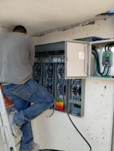 Técnico SDS realizando conexiones en tablero eléctrico interior, Residencial Marena