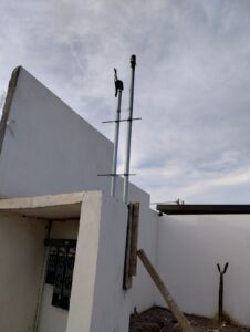Mufas y aisladores instalados en postes eléctricos, Residencial Marena La Paz
