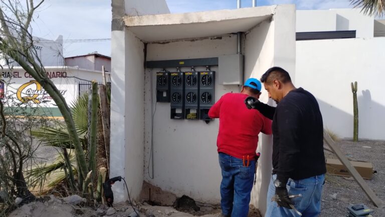 Equipo SDS instalando bases de medición eléctrica en Residencial Marena, La Paz BCS